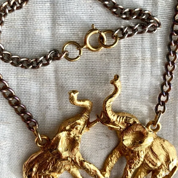 Vintage Elephant Medallion Pendant Necklace Goldtone Oversized - Picture 3 of 9